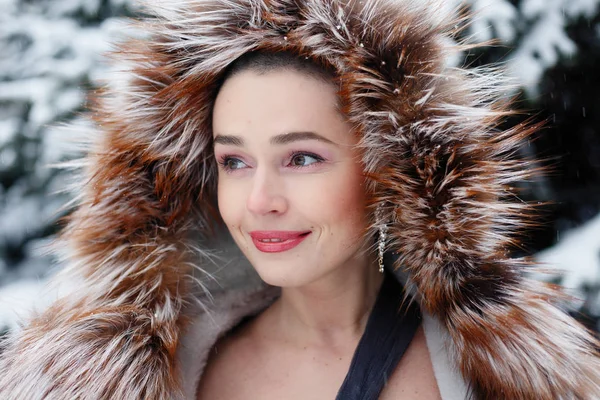 短い髪 美容スタイルの肖像画のエキゾチックな女性 冬の雪と雪に覆われた長いモミの木を背景に かわいい笑顔 物思いにふけるハゲ女 イブニング ドレスでポーズをとる女性 — ストック写真