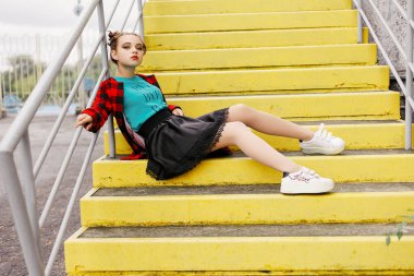 Yüksek moda bakmak. Yaz parlak renkli hipster kumaş kırmızı dudaklar ile cazibe şık güzel genç kadın modeli