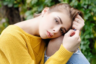 sezon ve insanlar kavramı - güzel mutlu genç kadın yaprakları ile sonbahar park eğlenmek