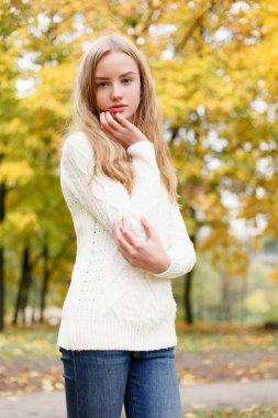 sezon ve insanlar kavramı - güzel mutlu genç kadın yaprakları ile sonbahar park eğlenmek