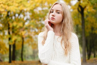 sezon ve insanlar kavramı - güzel mutlu genç kadın yaprakları ile sonbahar park eğlenmek