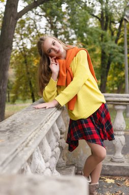 sezon ve insanlar kavramı - güzel mutlu genç kadın yaprakları ile sonbahar park eğlenmek