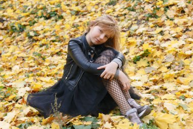 çocukluk, sezon ve insanlar kavramı - küçük kızla mutlu düşmüş akçaağaç sonbahar park adlı bırakır.