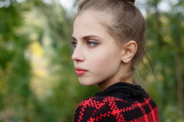 çocukluk, sezon ve insanlar kavramı - küçük kızla mutlu düşmüş akçaağaç sonbahar park adlı bırakır.