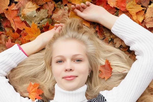 Beauté Personnes Saison Concept Santé Jolie Fille Est Couchée Jaune — Photo