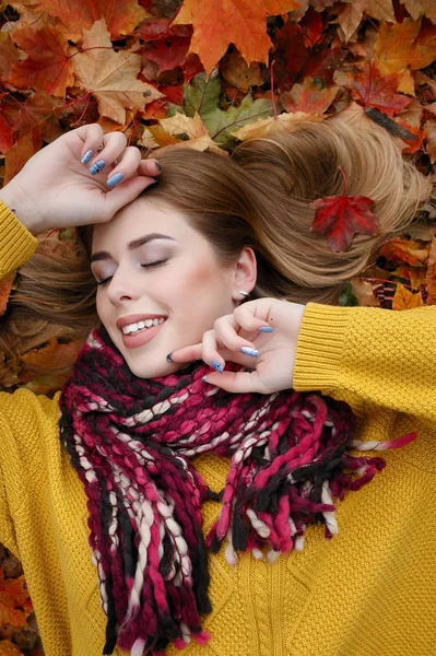 Schönheit Menschen Jahreszeit Und Gesundheitskonzept Hübsches Mädchen Liegt Gelb Rotem — Stockfoto