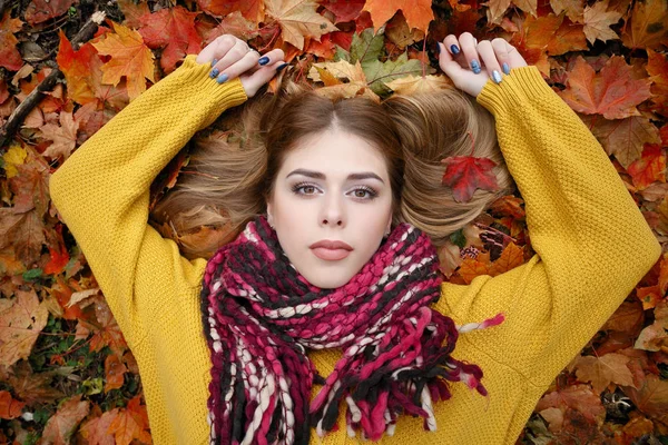 Belleza Personas Temporada Concepto Salud Chica Bonita Está Acostada Amarillo — Foto de Stock