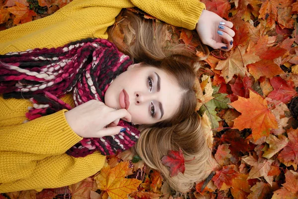 Beauty People Season Health Concept Pretty Girl Lying Yellow Red — Stock Photo, Image