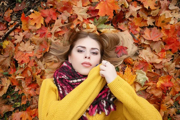 Beauté Personnes Saison Concept Santé Jolie Fille Est Couchée Jaune — Photo