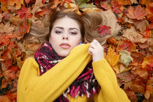 Belleza Personas Temporada Concepto Salud Chica Bonita Está Acostada Amarillo — Foto de Stock