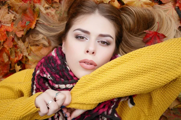 Beauty People Season Health Concept Pretty Girl Lying Yellow Red — Stock Photo, Image