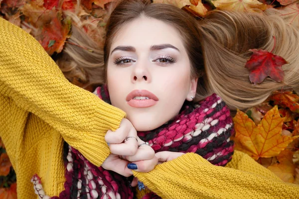 Beauty People Season Health Concept Pretty Girl Lying Yellow Red — Stock Photo, Image