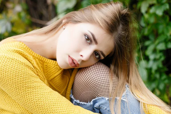 sezon ve insanlar kavramı - güzel mutlu genç kadın yaprakları ile sonbahar park eğlenmek