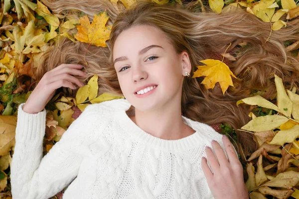 Krása Osob Sezóny Zdraví Koncept Hezká Dívka Leží Žluté Podzimní — Stock fotografie