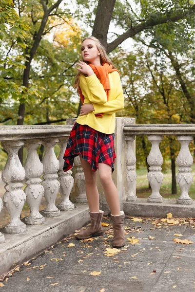 季節と人のコンセプト 秋の公園で葉を楽しんで幸せな若い美人 — ストック写真