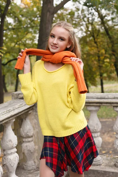 sezon ve insanlar kavramı - güzel mutlu genç kadın yaprakları ile sonbahar park eğlenmek