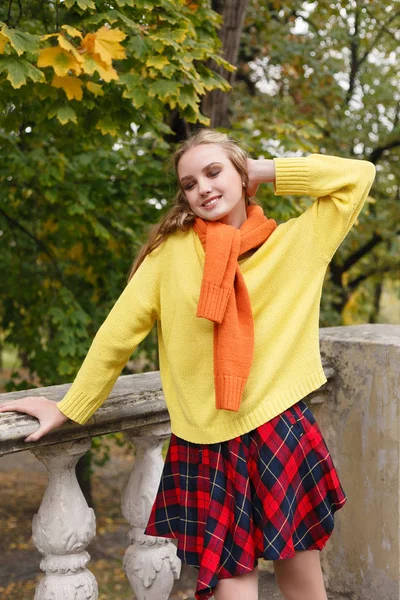 sezon ve insanlar kavramı - güzel mutlu genç kadın yaprakları ile sonbahar park eğlenmek