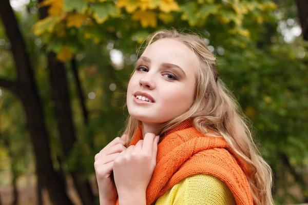 季節と人のコンセプト 秋の公園で葉を楽しんで幸せな若い美人 — ストック写真