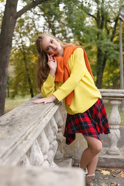 sezon ve insanlar kavramı - güzel mutlu genç kadın yaprakları ile sonbahar park eğlenmek