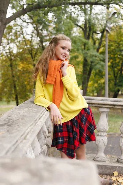 Seizoen Mensen Concept Mooie Gelukkig Jonge Vrouw Plezier Met Bladeren — Stockfoto