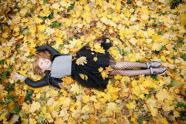 Schönheit Menschen Jahreszeit Und Gesundheitskonzept Hübsches Kleines Mädchen Liegt Gelben — Stockfoto