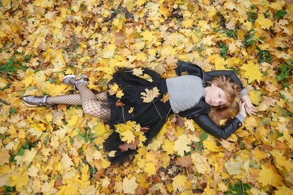 Belleza Gente Temporada Concepto Salud Niña Bonita Está Acostada Hojas — Foto de Stock