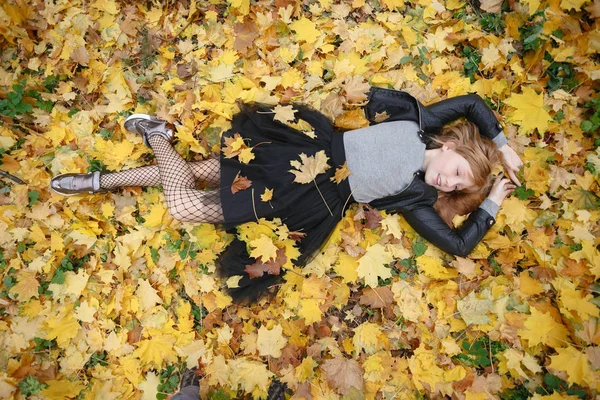 Belleza Gente Temporada Concepto Salud Niña Bonita Está Acostada Hojas — Foto de Stock