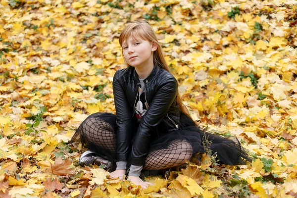 季节和健康概念 漂亮的小女孩躺在黄色的秋叶 — 图库照片