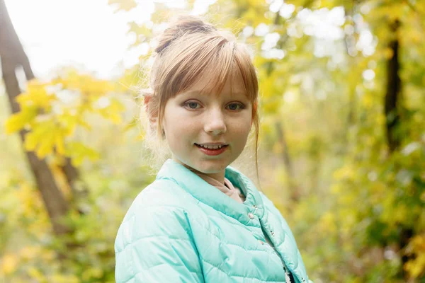 幼年期 季節および人々 のコンセプト 幸せ少女落ちたもみじ葉秋の公園で — ストック写真