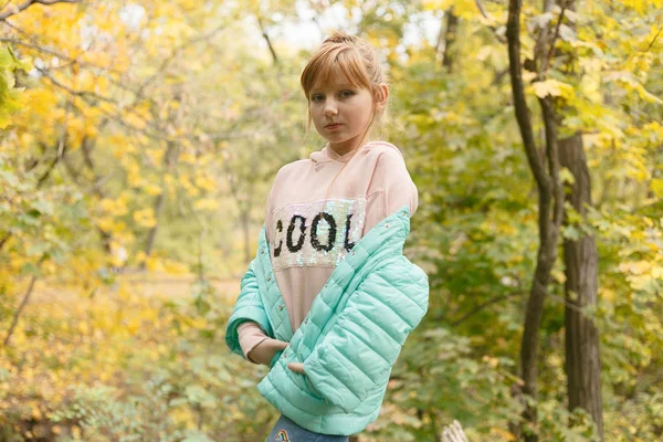 Concept Enfance Saison Personnes Joyeuse Petite Fille Aux Feuilles Érable — Photo