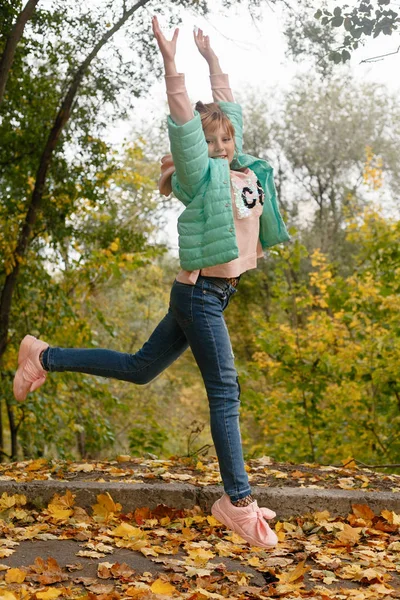 Infanzia Stagione Concetto Persone Bambina Felice Con Foglie Acero Cadute — Foto Stock