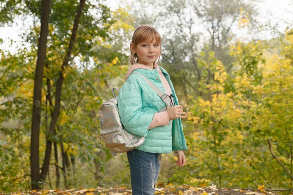 çocukluk, sezon ve insanlar kavramı - küçük kızla mutlu düşmüş akçaağaç sonbahar park adlı bırakır.