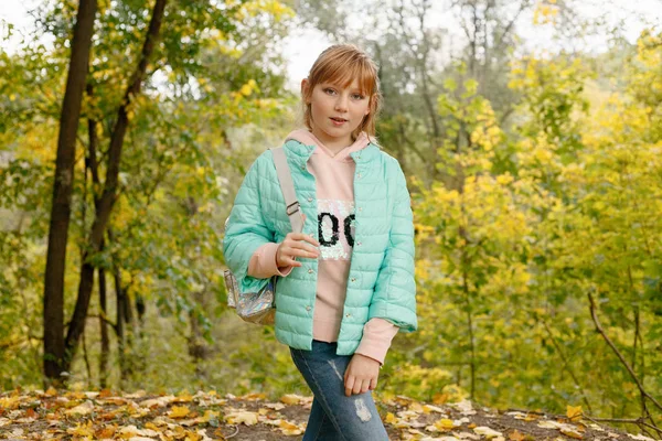 çocukluk, sezon ve insanlar kavramı - küçük kızla mutlu düşmüş akçaağaç sonbahar park adlı bırakır.