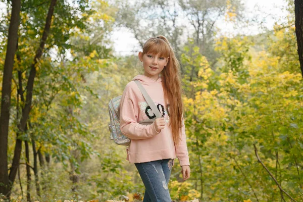 Παιδική Ηλικία Εποχή Και Άνθρωποι Έννοια Ευτυχισμένο Κοριτσάκι Πεσμένα Maple — Φωτογραφία Αρχείου