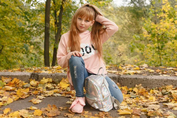 Koncept Dětství Období Lidé Šťastná Holčička Padlí Javorové Listy Podzimní — Stock fotografie