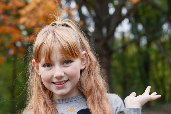 Conceito Infância Estação Pessoas Menina Feliz Com Folhas Bordo Caídas — Fotografia de Stock