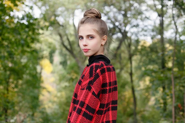 çocukluk, sezon ve insanlar kavramı - küçük kızla mutlu düşmüş akçaağaç sonbahar park adlı bırakır.