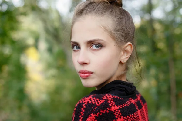 Conceito Infância Estação Pessoas Menina Feliz Com Folhas Bordo Caídas — Fotografia de Stock