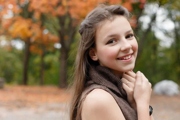 Infanzia Stagione Concetto Persone Bambina Felice Con Foglie Acero Cadute — Foto Stock