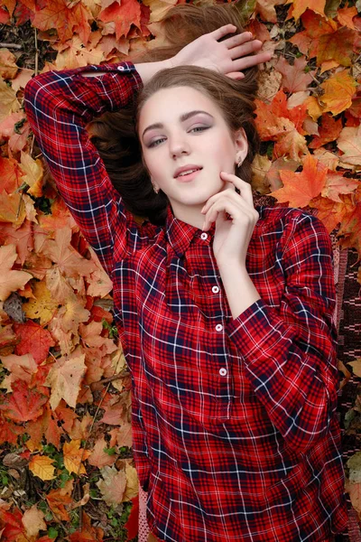 Belleza Personas Temporada Concepto Salud Chica Bonita Está Acostada Amarillo — Foto de Stock