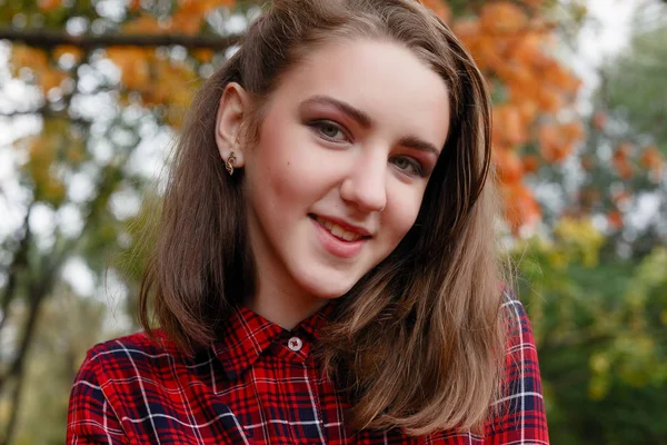 Concepto Temporada Gente Hermosa Joven Feliz Divirtiéndose Con Hojas Parque — Foto de Stock