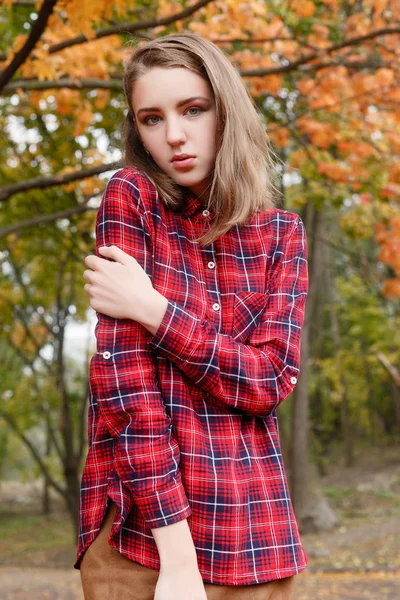 Sezóny Lidé Koncept Krásná Šťastná Mladá Žena Baví Listy Podzim — Stock fotografie