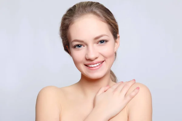 Menina Sorridente Bonita Com Pele Limpa Maquiagem Natural Dentes Brancos — Fotografia de Stock
