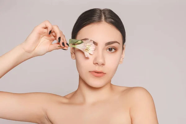 Mooie Brunette Meisje Met Groene Ogen Make Frisse Huid Poseren — Stockfoto