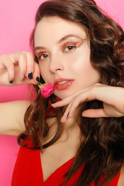 Yeşil gözler makyaj ve taze cilt, pembe çiçek, cilt bakım kavramı, güzellik spa, bio ürün ile poz güzel esmer kız. Yatay