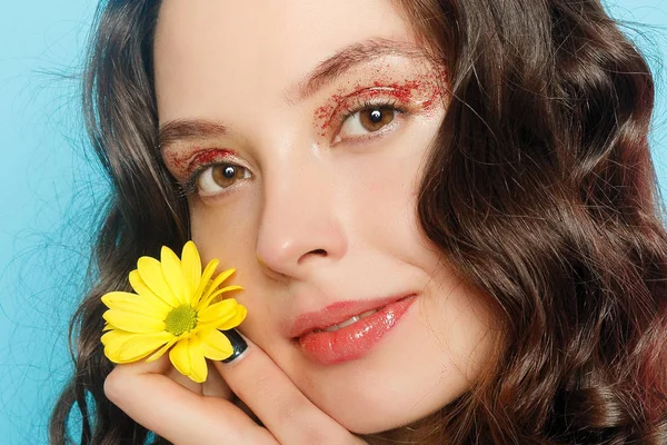Hermosa Chica Morena Con Ojos Verdes Maquillaje Piel Fresca Posando — Foto de Stock