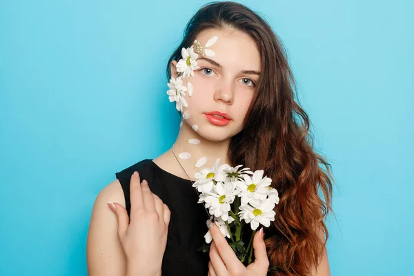 Mooie Brunette Meisje Met Groene Ogen Make Frisse Huid Poseren — Stockfoto