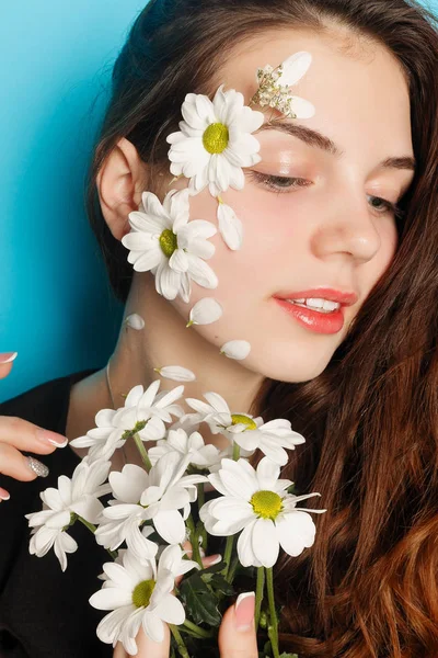 Mooie Brunette Meisje Met Groene Ogen Make Frisse Huid Poseren — Stockfoto