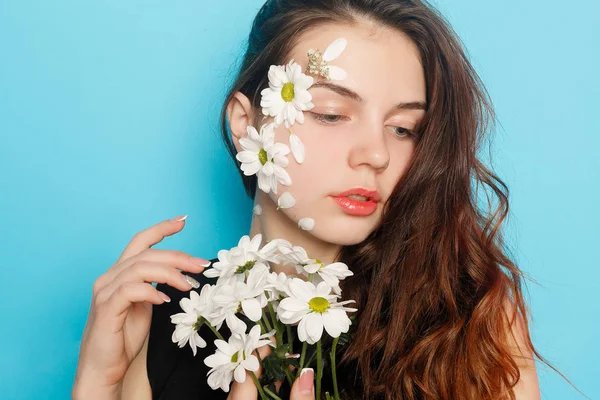 Mooie Brunette Meisje Met Groene Ogen Make Frisse Huid Poseren — Stockfoto