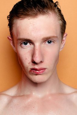 Önce ve sonra kozmetik işlemi. Genç adam portre studio arka plan. Önce ve sonra kozmetik veya plastik yordam, Anti-yaş tedavisi, akne, kaldırılması rötuş. Stüdyo vurdu